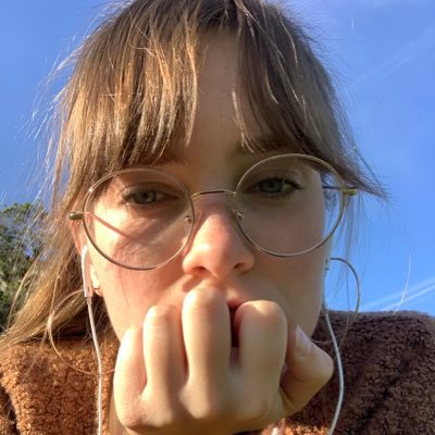 AbbyEdgecumbe's profile picture. comment appellez-vous un français qui porte des sandales? ;)