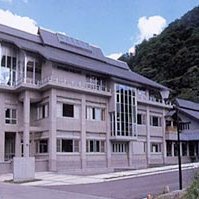 山形県肘折温泉郷にある日帰り温泉施設「肘折いでゆ館」と「カルデラ温泉館」です。いでゆ館は3階に展望風呂があり、食堂やホールを併設。温泉療養相談室があるのが特徴。カルデラ館は黄金温泉にあり、天然の炭酸水が飲める飲泉所と露天風呂があるのが特徴です。