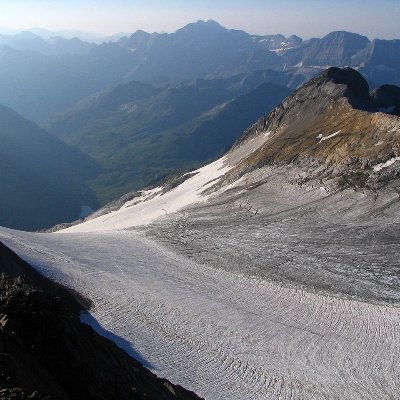 Petit glacier pyrénéen en fin de vie. Panorama préféré du comte Henry Russell. J'élève le niveau (de la mer).