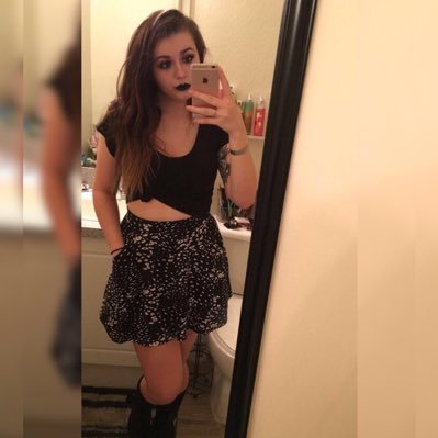 emmytwo7's profile picture. ➿in a relationship with my bearded dragon🦎 ➿excels at day drinking🍻     ➿plant lover🌱🌻