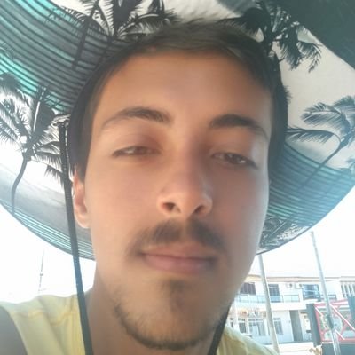 estudante de jornalismo
mestre em preguiça
doutorado em ciências do sono
por dentro eu tô chorando por fora eu tô igual por dentro