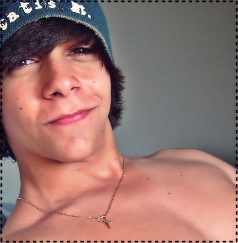 Ator, modelo, rico, ex-BBB, famoso, bonito e mentiroso ;)