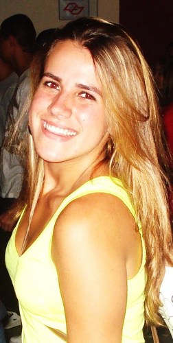 simples assim, ser feliz me consome por inteira ! corro pelo certo, mais me divirto com os errados (: deixando a vida rolar como tem que ser!