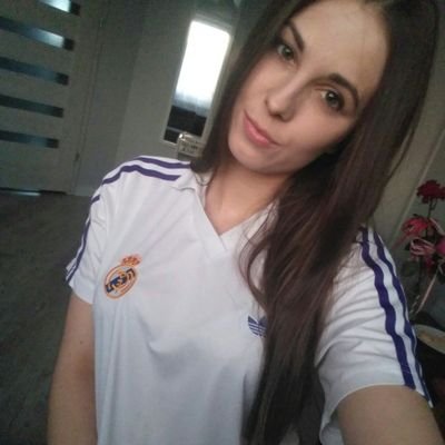 No solo soy perfecto también soy Madridista.  

Miła i sympatyczna, a na co dzień miła.