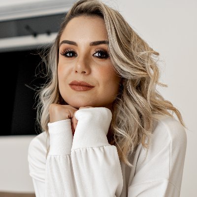 Oi, sou a Gi,
vamos conversar?
❤️Apaixonada por música
🎙️Cantora e compositora.