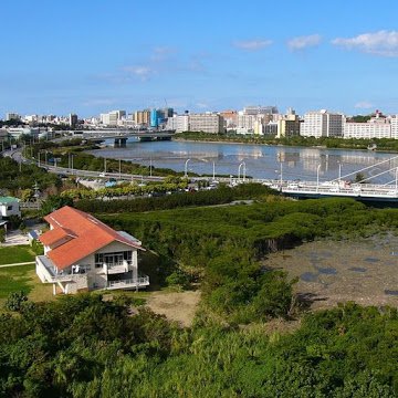 沖縄県のラムサール条約登録湿地、漫湖にあるビジターセンターです。「水鳥と人と湿地をつなぐ場所」をコンセプトに活動しています。イベントや漫湖周辺生物などの情報を発信します。
開館時間⇒火曜日～日曜日・祝休日の月曜日 AM9:00～PM5:00
入館料⇒無料！
団体利用予約・問い合わせ等はセンターHPへお願いいたします。