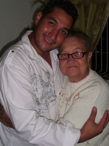 Amo la música me apasiona la Radió.. Busca el camino que te conduce a la paz y la felicidad y permanece en el!!