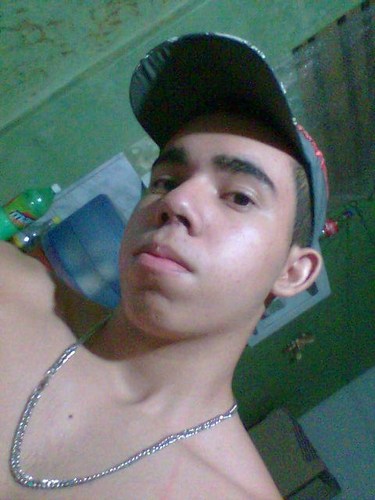 as pessoas tentam ser iguais  mas todos somos diferentes de todos