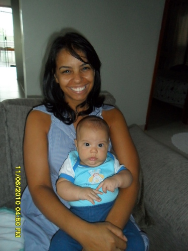 Uma pessoa que tem opiniões(Consideradas)fortes, sou amiga, companheira, alegre, que fala o que pensa e não tem medo de opiniões:é, esta sou eu acho que acabei.