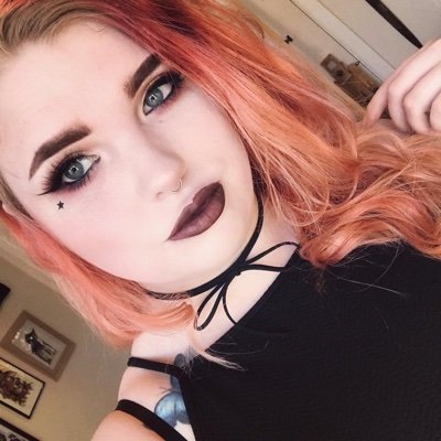 tiniesaurus's profile picture. Artist 🌙 Spook 🖤 Opinionist 🌿