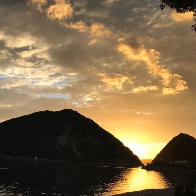 Ah_chqn's profile picture. 最近垢新しくしました！前垢でフォローしてた人達またフォローしに行くので待っててください🙇‍♀️ フォトナ、エペ、codを少し舐めたぐらいでゲームは全然できません笑