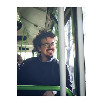 Me gustan la poesía, el cine y el flamenco.
Con poco soy feliz.