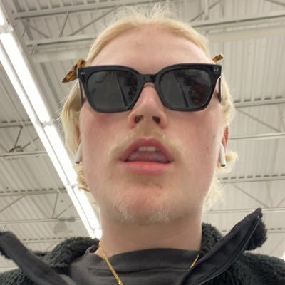 Carsonmelo's profile picture. IG:catson.jbm I will tweet about fashion, art, and films. occasionally memes as well.🎞🎨🧥