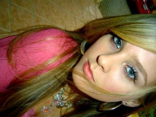 Camilly_MK's profile picture. Mulher Fatal, aí vem ela.
É melhor você se cuidar.
Ela vai partir Seu coração em dois...