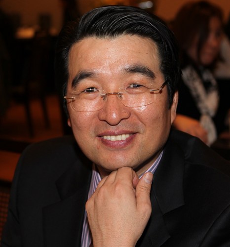 사진을 좋아하고 인생을 즐겁게 살고자하며, 아직도 덜 자라서 미래가 있는 털없는 원숭이고 높이 날고 푼 갈메기 입니다.