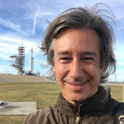 Periodista y fotógrafo cubriendo el programa espacial en español desde el Centro Espacial Kennedy y la Base Aérea Espacial de Cabo Cañaveral.