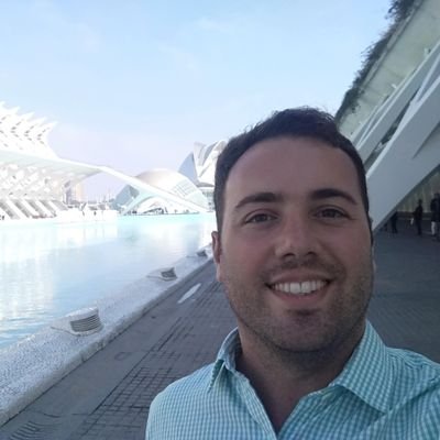 Rosarino. 36 años. Ingeniero civil. No respondo lo googleable. Fundamentalista de la hamburguesa. Lo malo pasa, lo bueno queda. Duermo, luego existo.