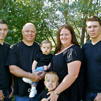 Happily married with 4 boys. 2 older. 2 younger boys. Live PD addict with my wife.