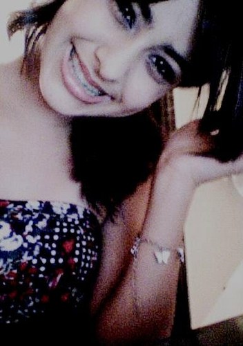 Quando se ama não é preciso entender o que se passa lá fora, pois tudo passa a acontecer dentro de nós.
(Clarice Lispector)
