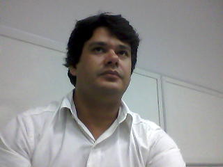 Sociólogo, pesquisador e avicultor.