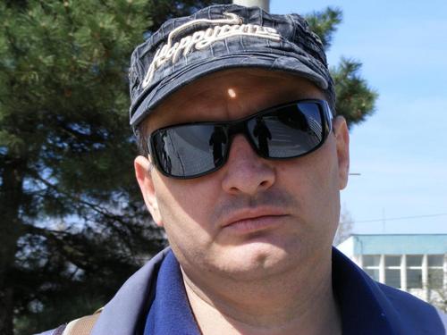 Reporter, biciclist solitar si ridicol, ocrotitor al fiintelor mici, dar si al celor ceva mai mari.