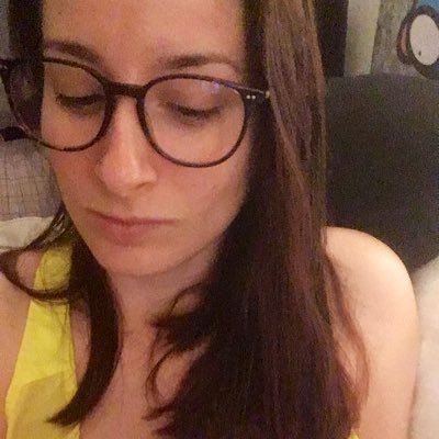 roxinov's profile picture. 🏐🍉👟✈️💼🍻 - IG roxnov - Si un jour j’ai des kids, ne leur montrez pas ça
