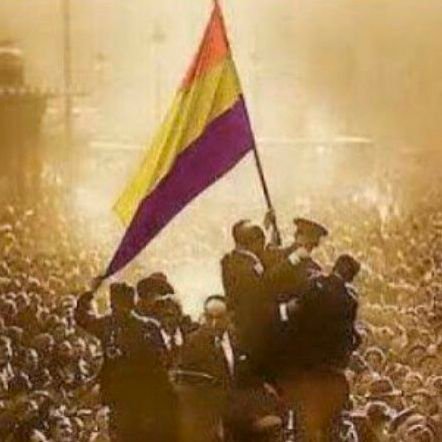 Atea roja feminista republicana 🔻 ♀️♥️💛💜