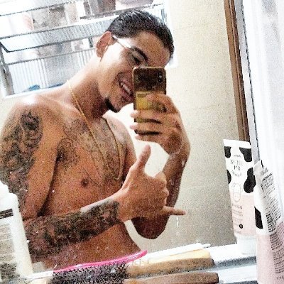 Tudo aqui é fútil, falso, fácil e atoa
Se eu não confio em mim, muito menos nas pessoas!