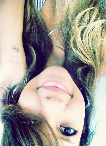 Uma simples garota , ariana , 15 aninhos , Amo baladas , rolês , musica alta , Quem se descreve demais se limita , entao #follow , descubrira mais ! [: