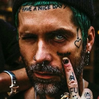 فتنه صد انجمن،آشوب صد هنگامه ایم،گر به ظاهر چون شراب کهنه خاموشیم ما