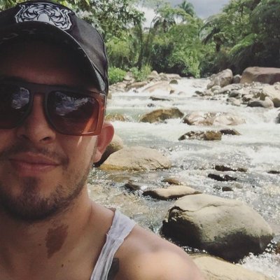 Diferente no, raro. Tener siempre la razón a veces me trae problemas.
Deje su follow para mas información