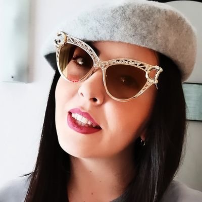 GiuliaSaporito's profile picture. Vesto nero pe' morì elegante all'evenienza!  
Make the right decisions!  #GoHardOrGoHome