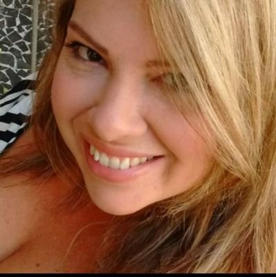 Técnica em Segurança do trabalho, Professora e Gerente de negócios. Universitária em Teologia.