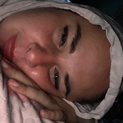 anayu28's profile picture. 