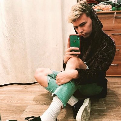 BaghdadiNabil1's profile picture. étudiant en bts métier de le mode et du vêtement. Aimer dessiné,écouter la music et profiter de la vie à 100% 😘😘 insta:nabildu24 snap:n.bdu24