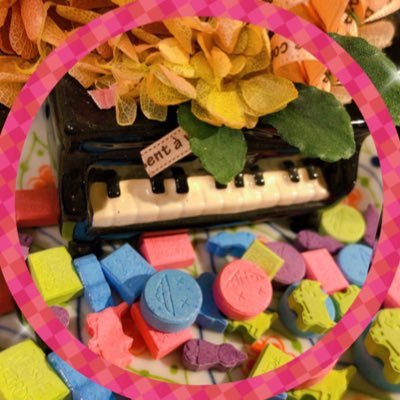 大人からピアノはじめました。since2013.5〜🎹 3年越しでバッハインヴェンションコンプリート。2018年、憧れのグランド購入。1912年製のブリュートナー 。歳のせいもあり譜読みは亀の歩み。時々練習動画アップhttps://t.co/sQcKlaP49m