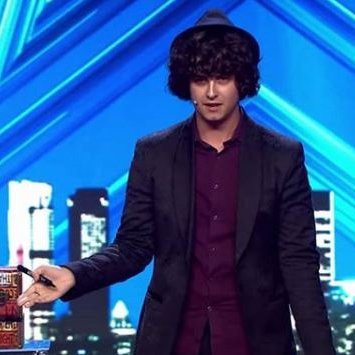 Creador, poeta y mentalista.
Mi paso por TV: Got Talent (Telecinco) y Ven a cenar conmigo (Cuatro).
Mi poemario: El dulce néctar de las cicatrices