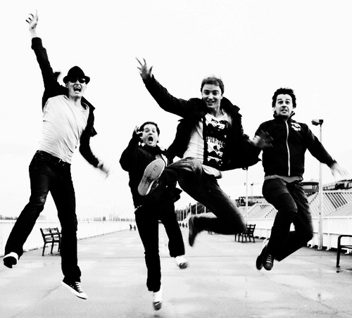 Indie / britpop band with catchy melodies and choruses. Danceable songs interspersed with ballads provide a strong boost and an energetic performance.