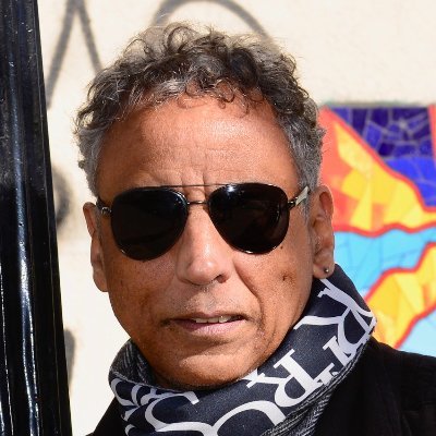 Me interesan los procesos creativos . Me apasiona la musica, la tecnologia y la politica