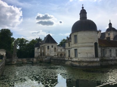 Compte officiel du #ChateaudeTanlay Château Renaissance en #Bourgogne #Yonne Renaissance style castle #Burgundy