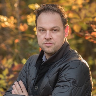 Sales leader with a passion for cooking, wine and social distancing