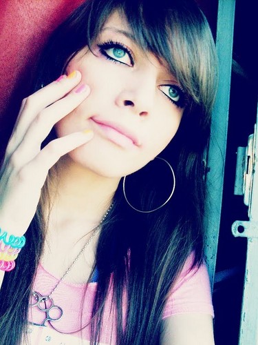 Bom tenho 17 anos,adoro tocar violão,cantar, dançar,ler, minha vida eh a musica,sigo onde ela me levar.Sou uma garota mais reservada,me segue e saberás mais :P