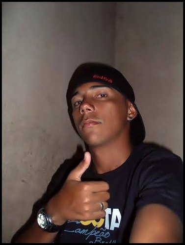 Muleke simples,que gosta de pagode,futebol,e que ama estar com os amigos e familia sempre dando risada.Te Amo Dona Andrea e seu Francisco e primeiramente Deus