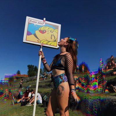 Redhead Basshead 👩🏻‍🦰🔊 Headbanger 🤘🏼 Cat mom 🐱💕 I like weird people & weird music 🥴