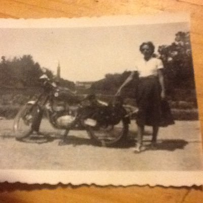 En Castellfollit de Riubregos,mi mundo.Cotilla,criticona y metete.Opino al tuntún,sin vergüenza ajena. Estudie derecho para escribir tweets.Madre abnegada.