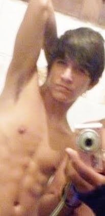 16 anos,sargitariano,jogo bola,danço,estudo, olhos castanhos, tricolor, modelo, heterossexual! - sigam que eu vou te seduzir #RAWR