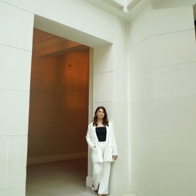 chloeconomist's profile picture. • keeping my feet above the water •