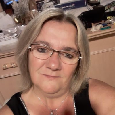Bonjour, j’ai 48 ans et je suis une femme très soignée et à la recherche de son prince charmant qui sera me séduire. J’aidore Diam’s !