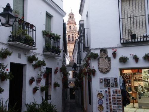 Entre los siglos X y XV, fue barrio en el que vivían los judíos. Se encuentra situada al noroeste de la Mezquita de Córdoba. #CordobaMeGusta