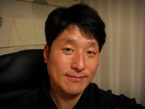 어느덧 불혹에 나이에 접어들었다.학문에 관심이 많아 올해 방통대 국문과 입학했고,등산을 즐기고, 올해 테니스를 배우기 시작했다.내 인생목표는 스스로 이끄는 삶을 살자!